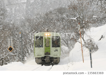 積雪覆蓋的飯山線 積雪覆蓋的飯山線 135663369