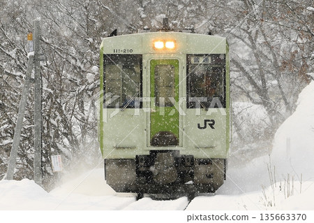 積雪覆蓋的飯山線 135663370