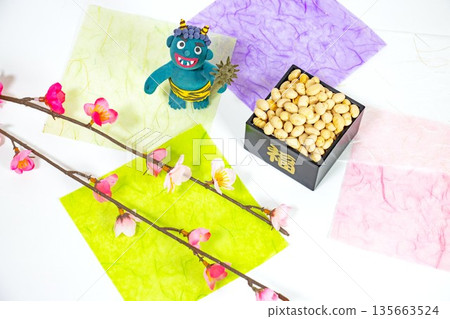 節分背景:藍色惡魔、擊豆惡魔和梅花 節分背景:藍色惡魔、擊豆惡魔和梅花 135663524
