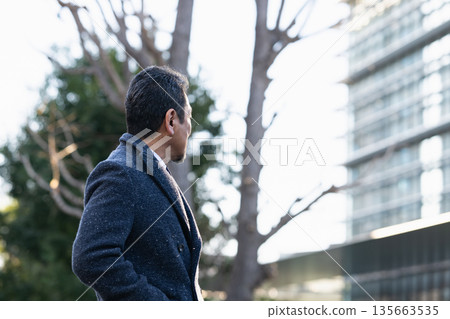 走在鎮裡的商人 走在鎮裡的商人 135663535