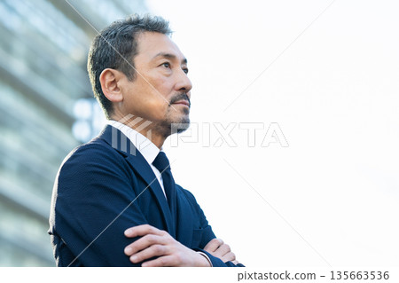 走在鎮裡的商人 走在鎮裡的商人 135663536