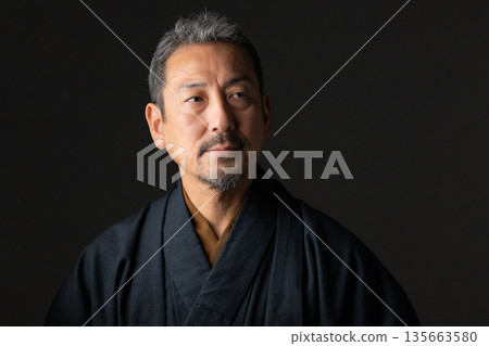 一個穿著和服的男人 135663580