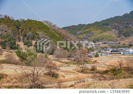 奈良縣飛鳥村稻淵梯田的冬季景色,這裡是日本百大名梯田之一。 奈良縣飛鳥村稻淵梯田的冬季景色,這裡是日本百大名梯田之一。 135663695