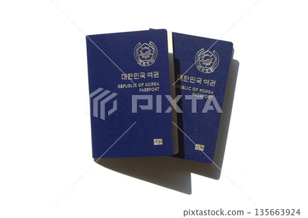 It is an electronic passport with Passport of the Republic of Korea written on it. It is an electronic passport with Passport of the Republic of Korea written on it. 135663924