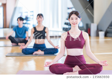 年輕女性正在練習瑜珈。圖片由 Renaissance Makuhari 24 運動俱樂部及桑拿水療中心提供。 135663930