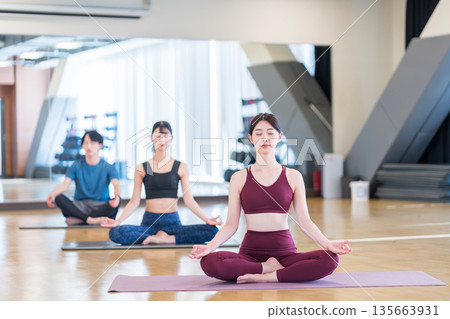 年輕女性正在練習瑜珈。圖片由 Renaissance Makuhari 24 運動俱樂部及桑拿水療中心提供。 135663931