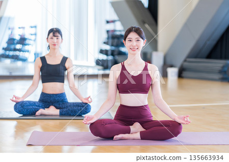 年輕女性正在練習瑜珈。圖片由 Renaissance Makuhari 24 運動俱樂部及桑拿水療中心提供。 135663934