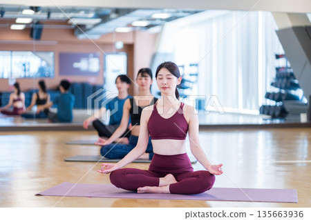 年輕女性正在練習瑜珈。圖片由 Renaissance Makuhari 24 運動俱樂部及桑拿水療中心提供。 135663936