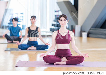 年輕女性正在練習瑜珈。圖片由 Renaissance Makuhari 24 運動俱樂部及桑拿水療中心提供。 135663938