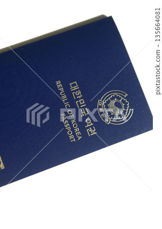 It is an electronic passport with Passport of the Republic of Korea written on it. It is an electronic passport with Passport of the Republic of Korea written on it. 135664081