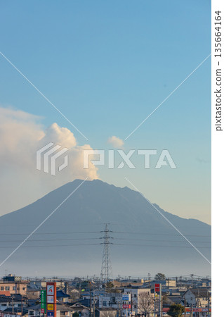 從鹿兒島縣峯良市眺望櫻島,中間聳立著一座高壓輸電塔。 從鹿兒島縣峯良市眺望櫻島,中間聳立著一座高壓輸電塔。 135664164