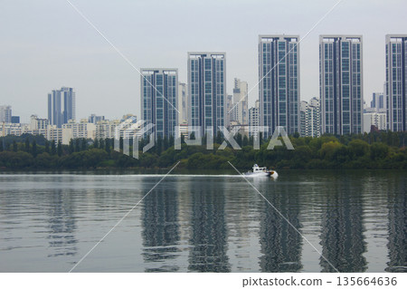 This is a view of the Han River on a cloudy day. This is a view of the Han River on a cloudy day. 135664636