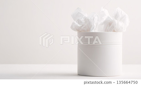 裝滿花粉過敏的垃圾桶 135664750