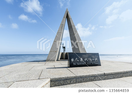 北海道稚內市，北海道的夏天，晴天的宗谷岬“日本最北點的紀念碑” 135664859