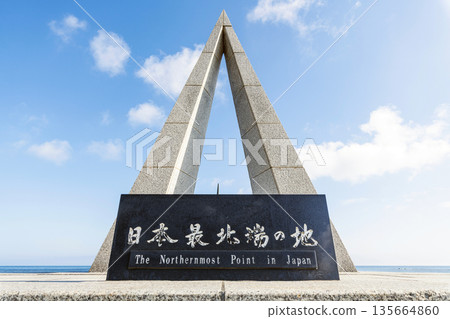 北海道稚內市，北海道的夏天，晴天的宗谷岬“日本最北點的紀念碑” 135664860