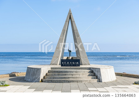 北海道稚內市,北海道的夏天,晴天的宗谷岬“日本最北點的紀念碑” 北海道稚內市,北海道的夏天,晴天的宗谷岬“日本最北點的紀念碑” 135664863