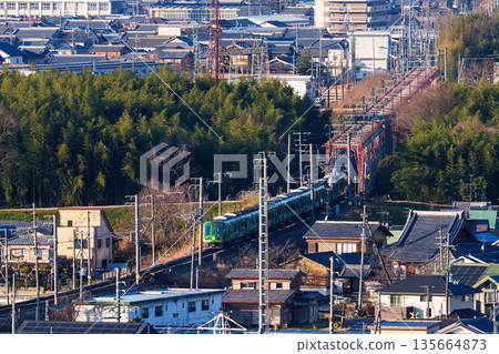 一列JR奈良線列車駛過木津川大橋。照片拍攝於京都府木津川市城山台城遺址公園。 一列JR奈良線列車駛過木津川大橋。照片拍攝於京都府木津川市城山台城遺址公園。 135664873