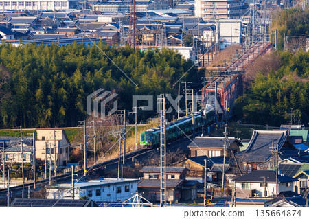 一列JR奈良線列車駛過木津川大橋。照片拍攝於京都府木津川市城山台城遺址公園。 一列JR奈良線列車駛過木津川大橋。照片拍攝於京都府木津川市城山台城遺址公園。 135664874