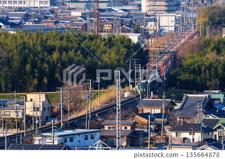 一列JR奈良線列車正駛過木津川大橋。照片拍攝於京都府木津川市城山台城遺址公園。 ⑨ 一列JR奈良線列車正駛過木津川大橋。照片拍攝於京都府木津川市城山台城遺址公園。 ⑨ 135664878