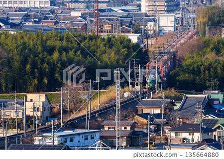 一列JR奈良線列車駛過木津川大橋。照片拍攝於京都府木津川市城山台城遺址公園。 一列JR奈良線列車駛過木津川大橋。照片拍攝於京都府木津川市城山台城遺址公園。 135664880
