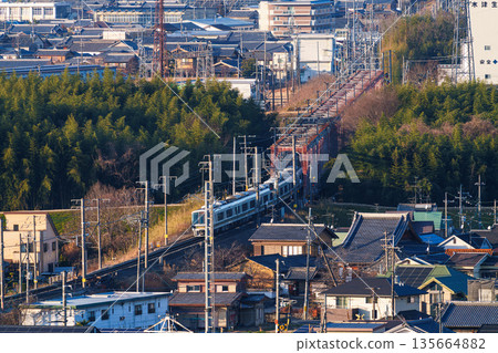 一列JR奈良線列車駛過木津川大橋。照片拍攝於京都府木津川市城山台城遺址公園。 一列JR奈良線列車駛過木津川大橋。照片拍攝於京都府木津川市城山台城遺址公園。 135664882