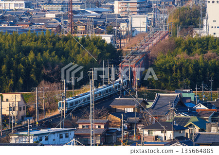 JR奈良線列車駛過木津川大橋。照片拍攝於京都府木津川市城山台城遺址公園。 (16) 135664885