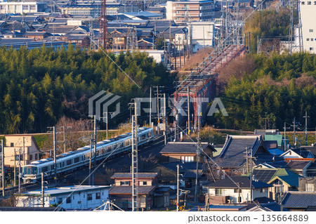 一列JR奈良線列車駛過木津川大橋。照片拍攝於京都府木津川市城山台城遺址公園。 20 一列JR奈良線列車駛過木津川大橋。照片拍攝於京都府木津川市城山台城遺址公園。 20 135664889