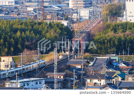 一列JR奈良線列車駛過木津川大橋。照片拍攝於京都府木津川市城山台城遺址公園。 一列JR奈良線列車駛過木津川大橋。照片拍攝於京都府木津川市城山台城遺址公園。 135664890