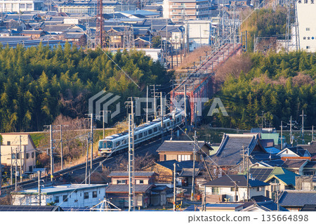 一列JR奈良線列車駛過木津川大橋。照片拍攝於京都府木津川市城山台城遺址公園。 一列JR奈良線列車駛過木津川大橋。照片拍攝於京都府木津川市城山台城遺址公園。 135664898