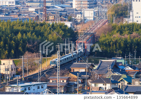 一列JR奈良線列車駛過木津川大橋。照片拍攝於京都府木津川市城山台城遺址公園。 135664899