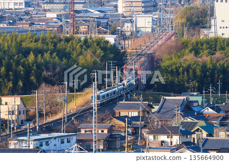 一列JR奈良線列車駛過木津川大橋。照片拍攝於京都府木津川市城山台城遺址公園。 一列JR奈良線列車駛過木津川大橋。照片拍攝於京都府木津川市城山台城遺址公園。 135664900