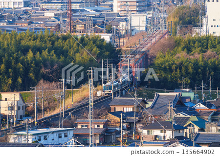 一列JR奈良線列車駛過木津川大橋。照片拍攝於京都府木津川市城山台城遺址公園。 一列JR奈良線列車駛過木津川大橋。照片拍攝於京都府木津川市城山台城遺址公園。 135664902