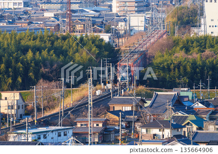 一列JR奈良線列車駛過木津川大橋。照片拍攝於京都府木津川市城山台城遺址公園。 135664906