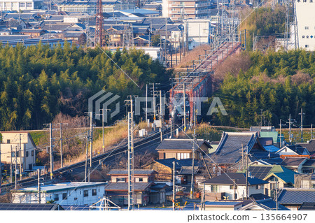 一列JR奈良線列車駛過木津川大橋。照片拍攝於京都府木津川市城山台城遺址公園。 一列JR奈良線列車駛過木津川大橋。照片拍攝於京都府木津川市城山台城遺址公園。 135664907