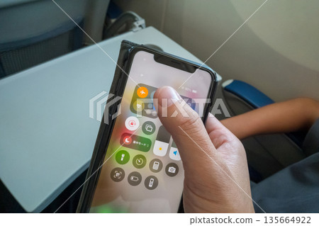飛機艙內 手機 智能手機 135664922