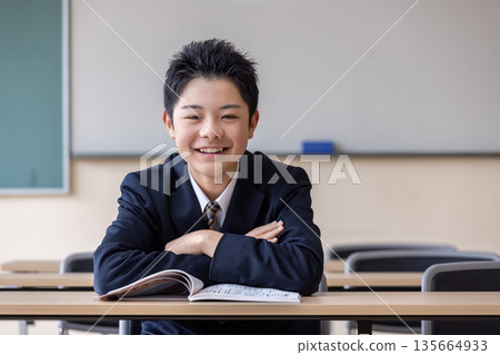 微笑、雙臂交叉的男學生 微笑、雙臂交叉的男學生 135664933