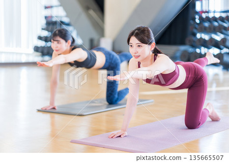 一位女士正在做瑜伽。圖片由以下機構提供:Sports Club & Sauna Spa Renaissance Makuhari 24 一位女士正在做瑜伽。圖片由以下機構提供:Sports Club & Sauna Spa Renaissance Makuhari 24 135665507