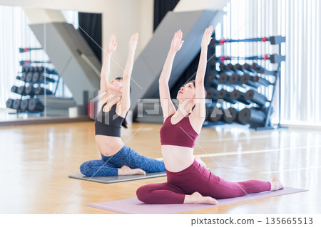 一位女士正在做瑜伽。圖片由以下機構提供：Sports Club & Sauna Spa Renaissance Makuhari 24 135665513