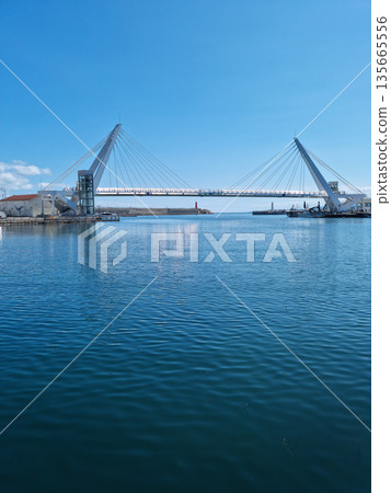 This is a view of the sea and pier at Daepo Port, Gangwon-do. 135665556