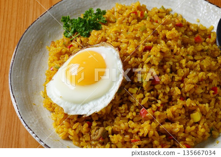 煎雞蛋和乾咖哩 135667034