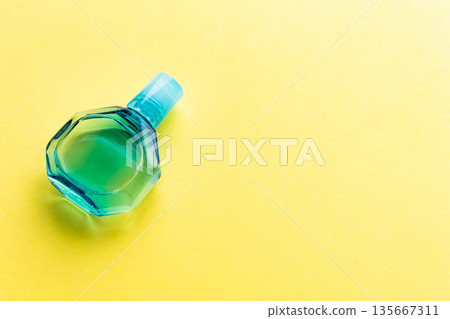眼藥水黃背景 135667311