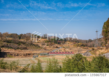 奈良縣飛鳥村稻淵梯田的冬季景色，這裡是日本百大名梯田之一。 135667317