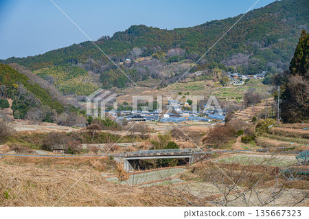 奈良縣飛鳥村稻淵梯田的冬季景色，這裡是日本百大名梯田之一。 135667323