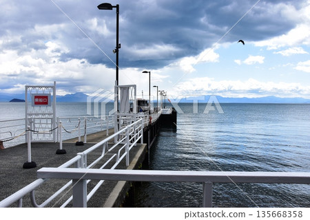 琵琶湖及滋賀縣高島市今津港開往竹布島的觀光船碼頭 琵琶湖及滋賀縣高島市今津港開往竹布島的觀光船碼頭 135668358