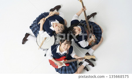 高中女子樂隊圍坐一圈，擺放著樂器，俯視圖，團隊合作 135668575