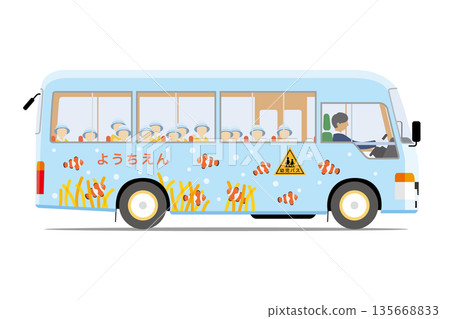 一輛淺藍色的幼兒園班車（側放）和孩子們 135668833