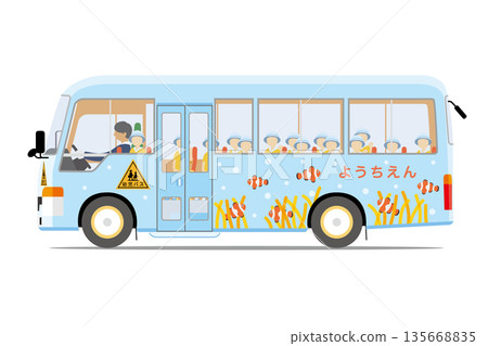 一輛淺藍色的幼兒園班車（側放）和孩子們 135668835