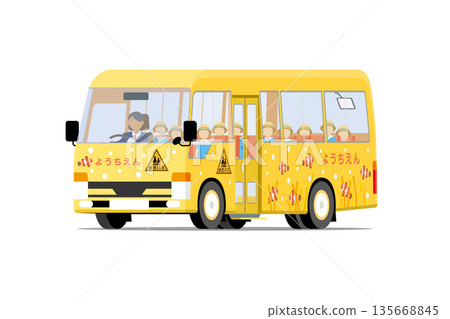 黃色幼兒園班車（斜向前行駛）和孩子們 135668845