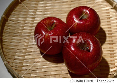 Seasonal fruit Seasonal fruit 135669026