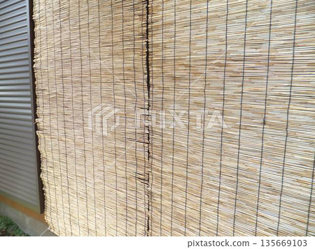 Blinds and door pockets 135669103